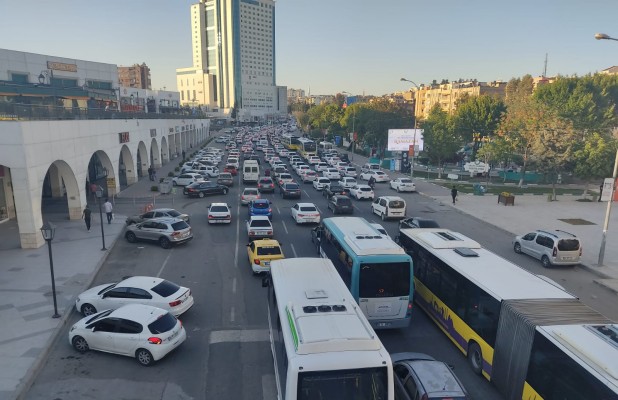 Şanlıurfa’da kısıtlama öncesi trafik kilitlendi