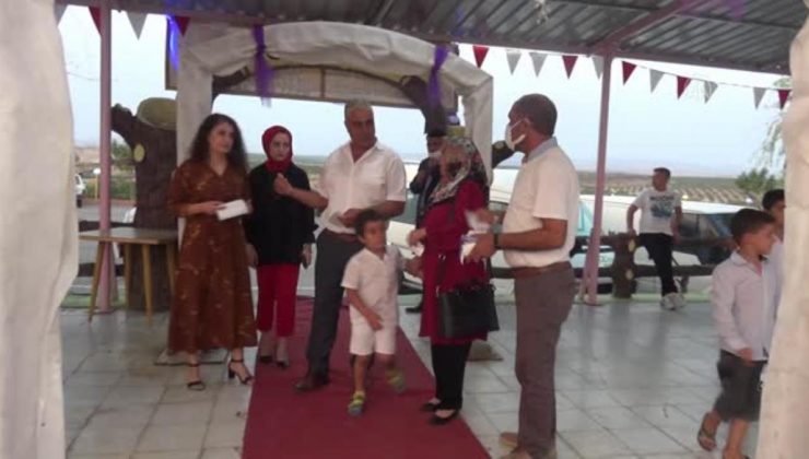 ŞANLIURFA – Bir düğün salonu Kovid-19 aşısı olanlara yarı yarıya indirim yapıyor
