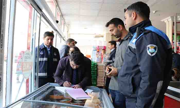 Haliliye ilçesinde zabıtalardan yağ stokçularına baskın